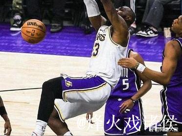 詹姆斯32+7+6福克斯31分 湖人险胜国王3连胜